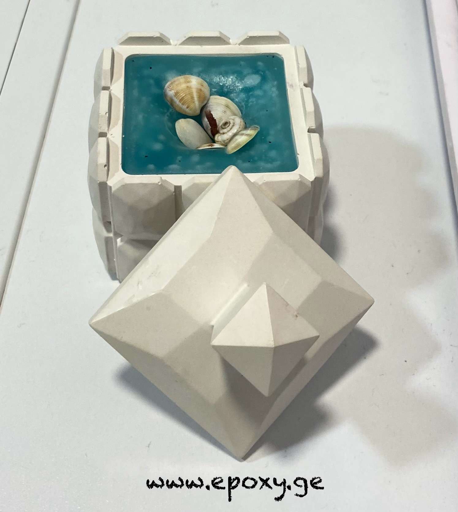 სასანთლე სანთლით