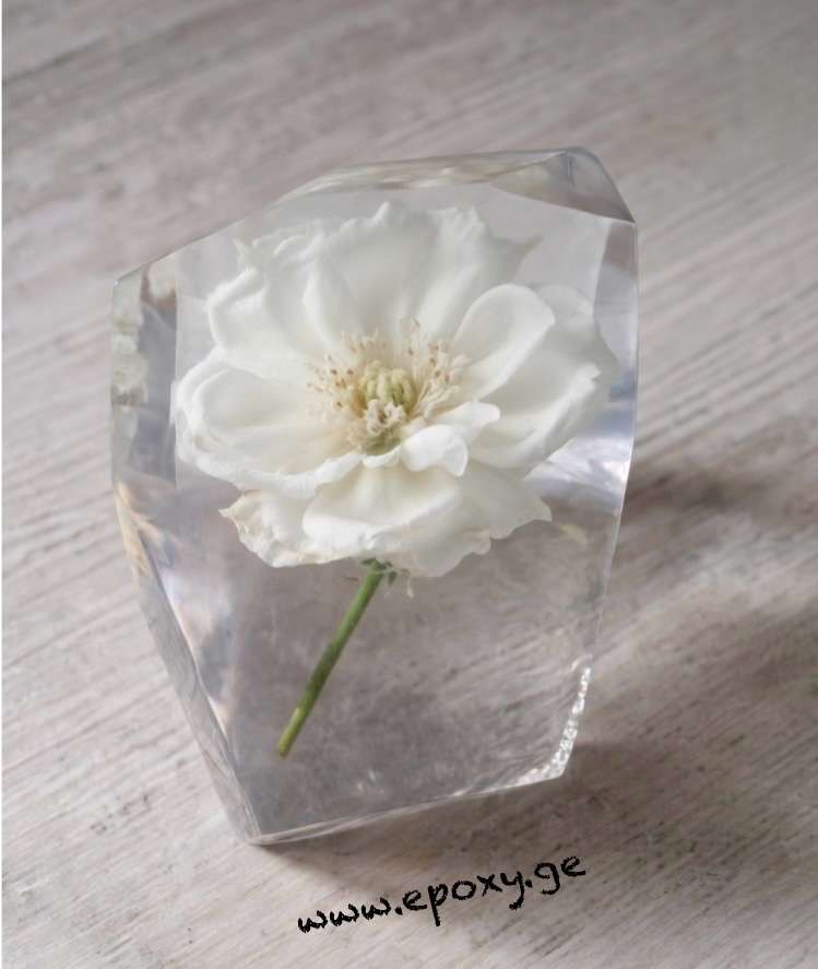 სუვენირი ვარდით